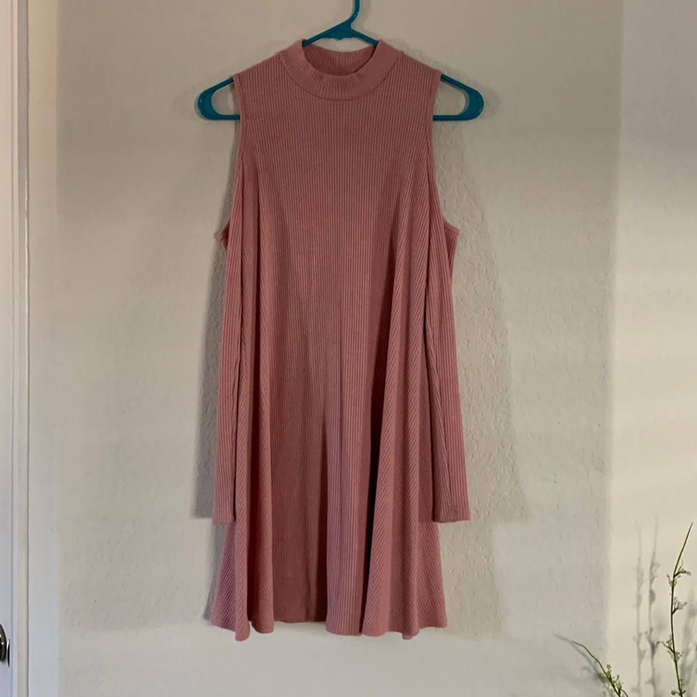 Loose fitted dress with shoulder cut-outs.